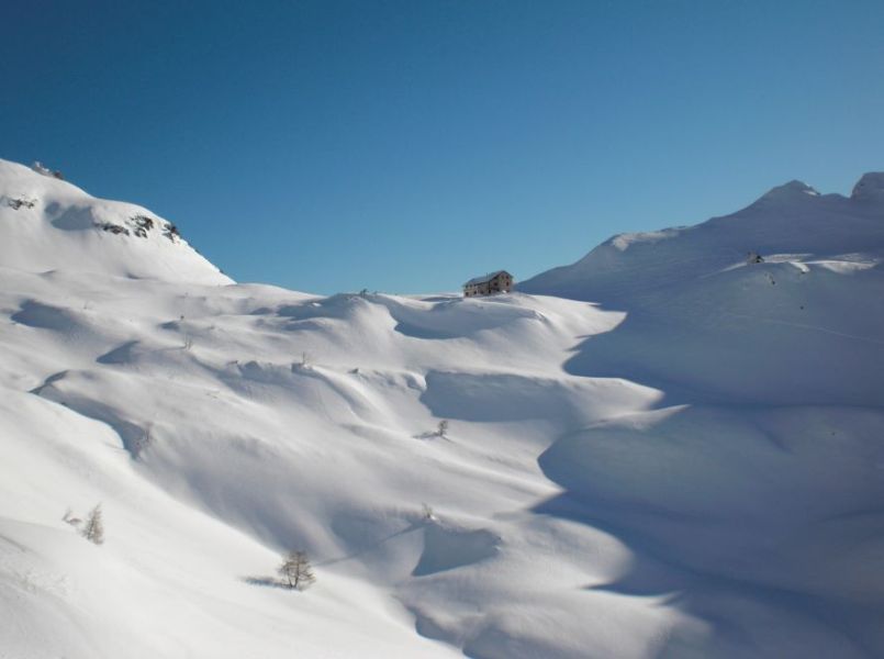 Rifugio Scalorbi (1750 m) dopo un'abbondante nevicata - Scalorbi refuge (1750 m) after a heavy snowfall